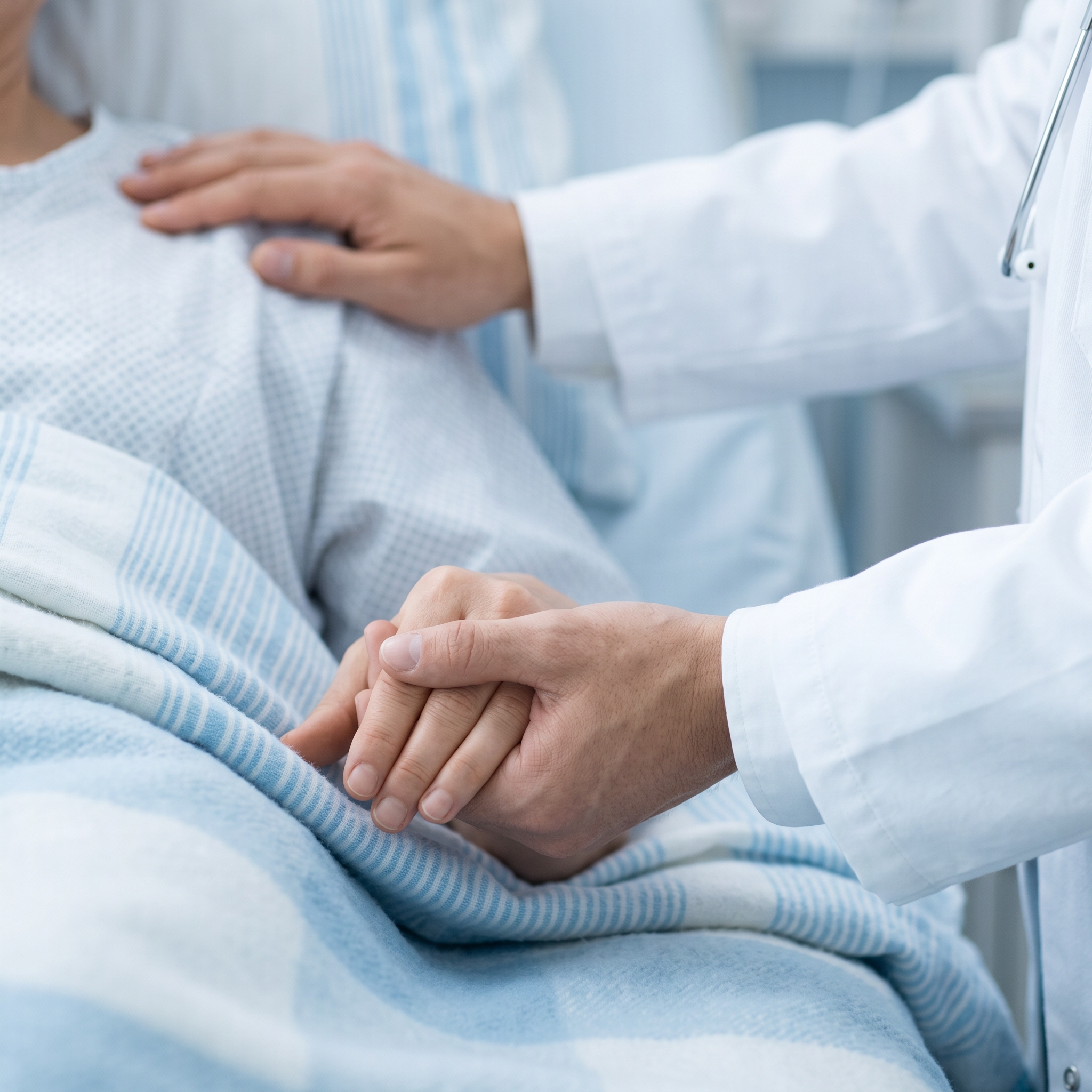 Врач держит пациента за руку во время консультации